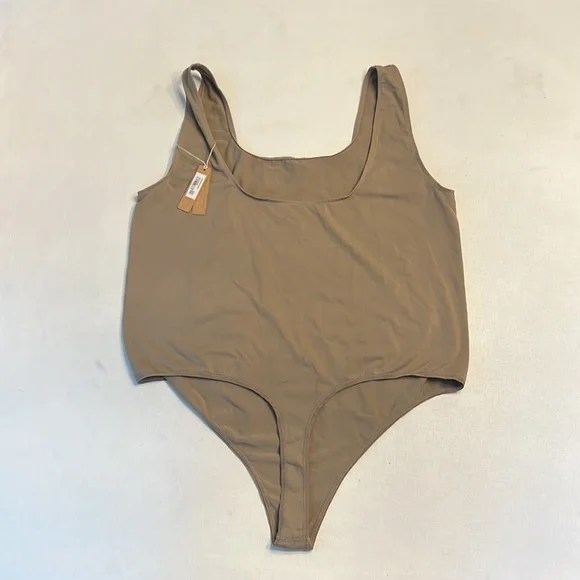11. NWT SKIMS SOFT SMOOTHING THONG BODYSUIT DESERT - Picture 7 of 7